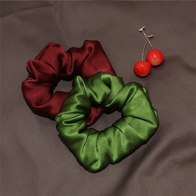 Skreddersydde nydelige ensfargede silke-hårscrunchies